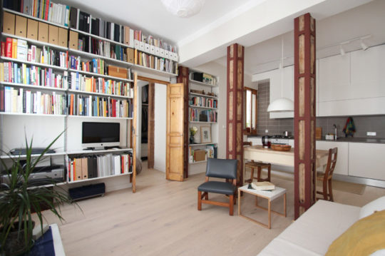 Rénovation d’un salon avec une bibliothèque à Boulogne